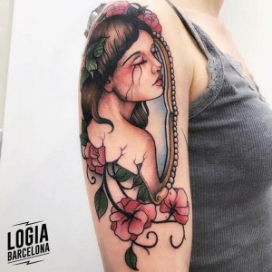 tatuaje-brazo-chica-espejo-flores-modernismo-logia-tattoo-stefano-giorgi 